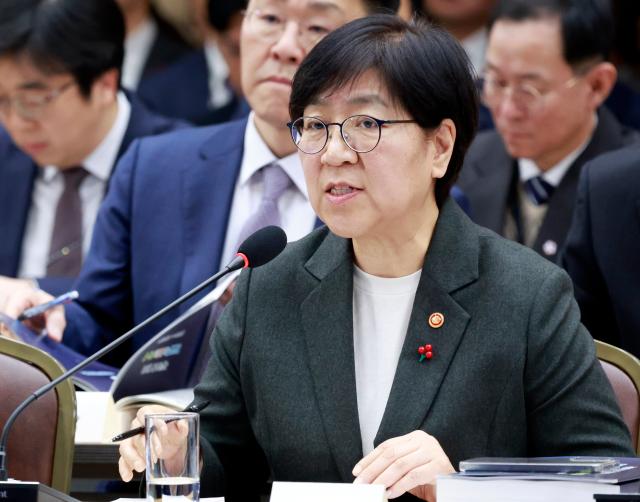 정은경 복지부 장관이 16일 정부세종컨벤션센터에서 열린 업무보고에서 이재명 대통령에게 보건복지부 업무보고를 하고 있다 20251216 사진대통령실통신사진기자단
   