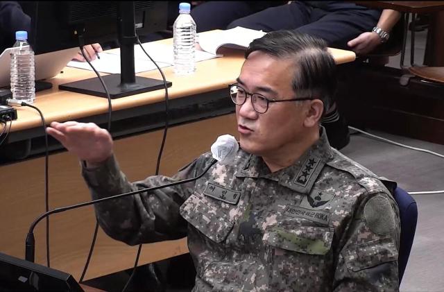 여인형 전 국군방첩사령관이 24일 서울 서초구 서울중앙지법에서 열린 윤석열 전 대통령의 내란 우두머리 직권남용 권리행사방해 혐의 사건 속행 공판에 증인으로 출석해 발언하고 있다 사진연합뉴스