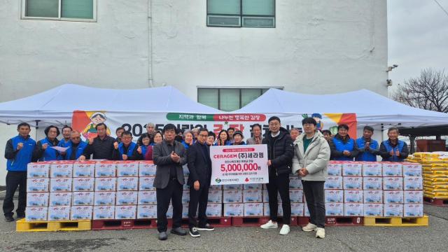 세라젬 임직원들이 사랑의 김장김치 나눔 행사를 통해 김장김치와 후원금을 전달하고 있다 사진세라젬