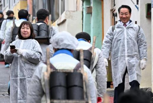 유정복, 사랑의 연탄나눔 봉사활동 실시…골목 끝까지 온기 배달