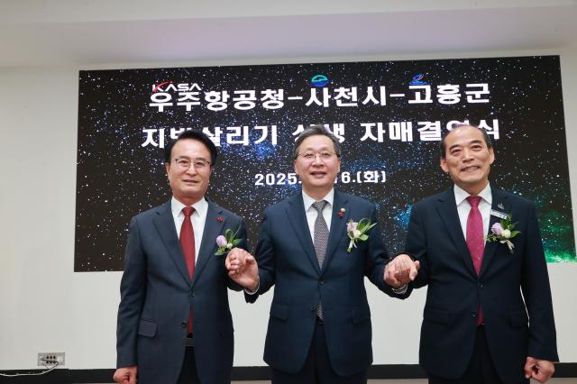 사진왼쪽부터 박동식 사천시장 윤영빈 우주항공청장 