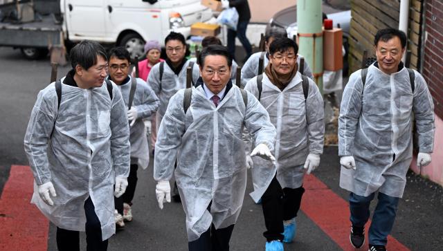 유정복 인천광역시장이 16일 서구 석남동에서 열린 2025 사랑나눔 연탄 봉사에서 인천광역시공무원노동조합원 등 자원봉사자들과 연탄을 나르고 있다 사진인천시