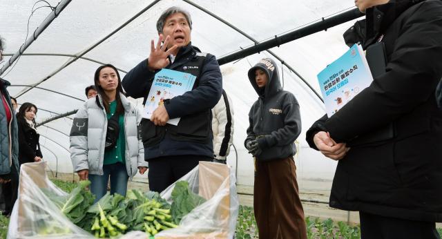 류현철 고용노동ㅇ부 산업안전보건본부장이 16일 경기도 소재 외국인노동자 고용 농가를 찾아 긴급 현장점검을 진행하고 있다 사진고용노동부
