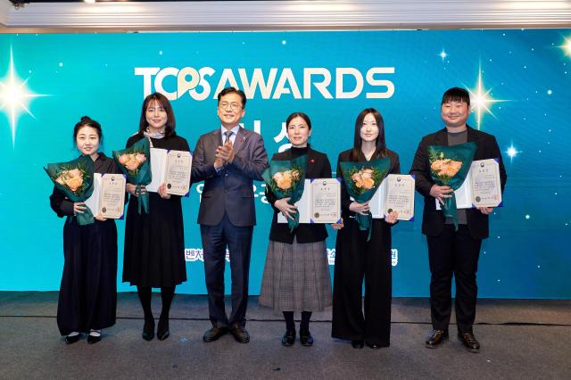 이병권 중소벤처기업부 2차관이 16일 오후 서울 영등포구 켄싱턴호텔에서 열린 2025 톱스 어워드에서 수상자들과 기념촬영을 하고 있다 사진중기부