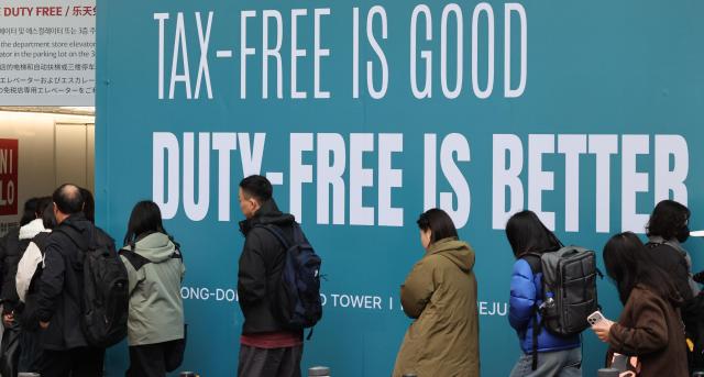Chinese shoppers line up to enter Lotte Duty Free’s Myeongdong store in central Seoul on Nov 20 2025 Yonhap