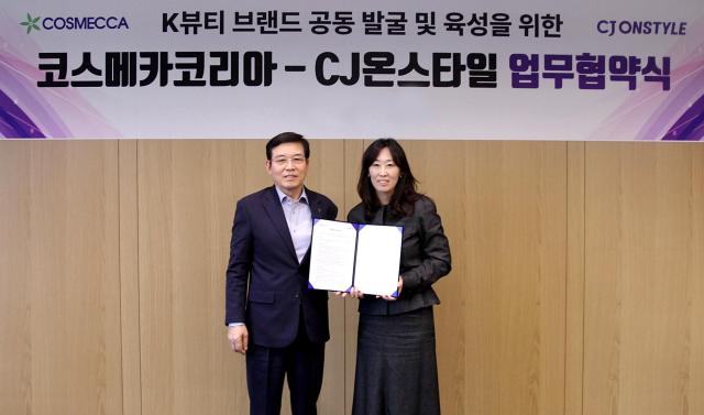 조임래 코스메카코리아 회장왼쪽과 이선영 CJ ENM 커머스부문 대표오른쪽가 기념 촬영을 하고 있다 사진CJ온스타일