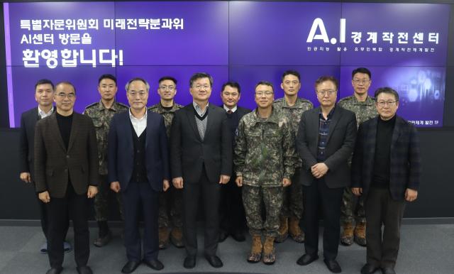 16일 오후 5사단을 방문한 민관군 합동 특별자문위원회 미래전략 분과위 강은호 위원앞줄 왼쪽 세번째 등 위원들과 부대 관계자들이 기념촬영을 하고 있다 사진국방부