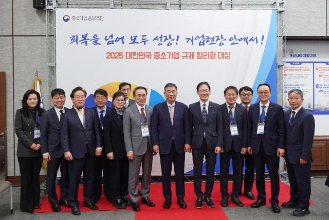 중소기업 옴부즈만이 16일 오후 서울 중구 은행회관에서 개최한 2025 대한민국 중소기업 규제합리화 대상 시상식에서 최승재 중소기업 옴부즈만과 참석자들이 기념촬영을 하고 있다 사진중소기업 옴부즈만