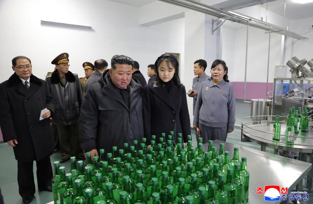 김정은 북한 국무위원장이 15일 진행된 평양시 외곽 강동군 지방공업공장과 종합봉사소 준공식에 참석해 준공 테이프를 끊고 식료공장과 종합봉사소를 둘러보며 만족감을 드러냈다고 조선중앙통신이 16일 보도했다 사진연합뉴스
