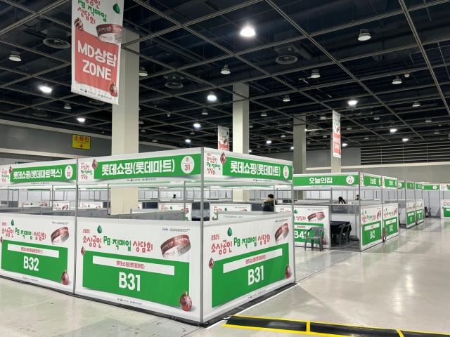 2025 소상공인 PB·직매입 상담회에 준비된 상담 부스들사진한국중소벤처기업유통원