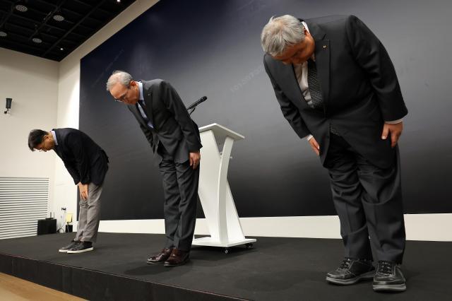 김영섭 KT 사장을 비롯한 임직원들이 11월 서울 종로구 KT 광화문빌딩 웨스트 사옥에서 최근 발생한 소액결제 피해와 관련해 고개 숙여 사과하고 있다 사진연합뉴스
