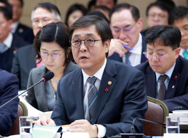 최휘영 문화체육관광부 장관이 16일 정부세종컨벤션센터에서 이재명 대통령에게 업무보고를 하고 있다 20251216 대통령실통신사진기자단