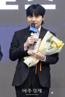 [포토] 발로란트 HYUNMIN 송현민 선수, 명예의 전당 히어로즈 헌액