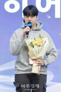 [포토] 이터널 리턴 OneCircle 한동규 선수, 명예의 전당 히어로즈 헌액