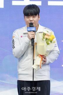 [포토] ​​​​​​​이터널 리턴 Romatic 한준희 선수, 명예의 전당 히어로즈 헌액