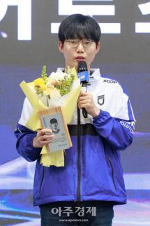 [포토] 철권 Mulgold 한재균 선수, 명예의 전당 히어로즈 헌액