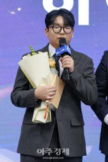 [포토] ​​​​​​​FC 온라인 Crong 황세종 선수, 명예의 전당 히어로즈 헌액