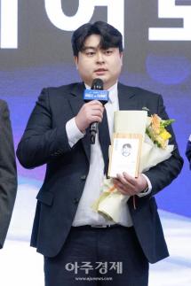 [포토] FC 온라인 RILLA 박세영 선수, 명예의 전당 히어로즈 헌액