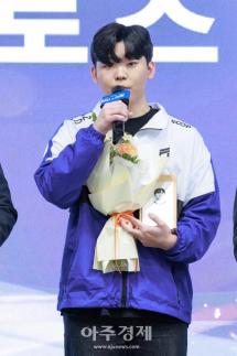 [포토] FC 온라인 Chase 권창환 선수, 명예의 전당 히어로즈 헌액