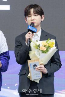 [포토] ​​​​​​​FC 온라인 wonder08 고원재 선수, 명예의 전당 히어로즈 헌액