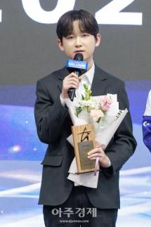 [포토] ​​​​​​​FC 온라인의 wonder08 고원재 선수, 명예의 전당 스타즈 헌액