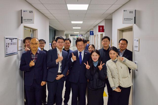 대통령의 야간 방문… 국세청 직원들 깜짝