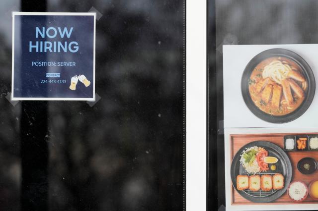 미국 레스토랑 구인 공고 사진글렌뷰 AP 연합뉴스
