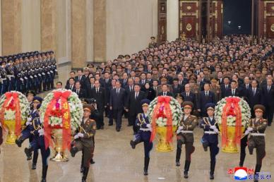 金正恩拜谒太阳宫纪念金正日逝世14周年