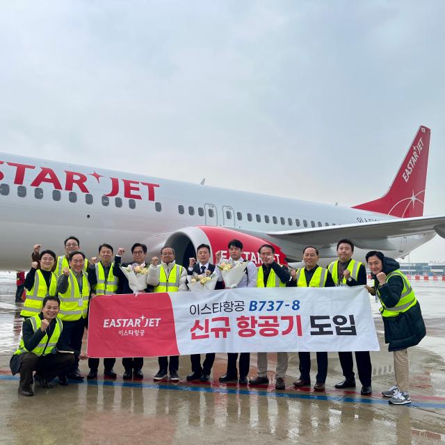 이스타항공 조중석 대표오른쪽 일곱 번째를 비롯한 임직원들이 16일 오후 김포국제공항에서 20호기 도입을 맞아 기념 촬영을 하고 있다