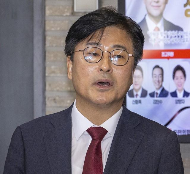 국민의힘 김종혁 전 최고위원이 9월 11일 서울 여의도 중앙당사에서 열린 중앙윤리위원회에 출석해 소명한 뒤 취재진과 만나 인터뷰하고 있다 김 전 최고위원은 SNS와 방송에서 계파 갈등을 조장했다는 주장이 윤리위에 접수돼 이날 윤리위에 출석했다 사진연합뉴스