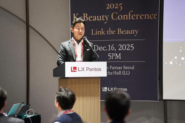 16일 서울 강남구 웨스틴 서울 파르나스에서 열린 ‘K뷰티 콘퍼런스 2025’에서 이용호 LX판토스 대표가 기조연설을 하고 있다 사진LX판토스