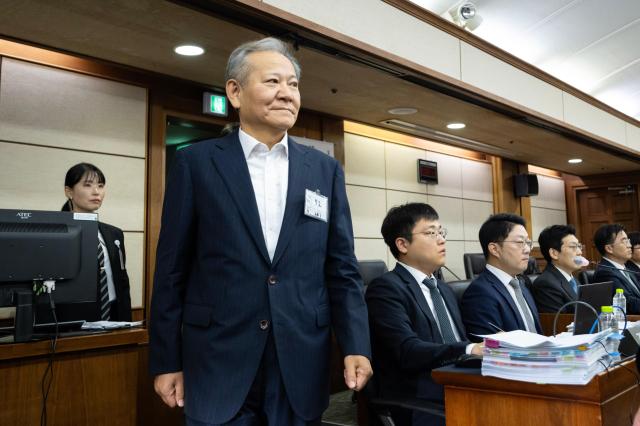 이상민 전 행정안전부 장관이 17일 서울 서초구 서울중앙지법에서 열린 내란 중요임무 종사 등 혐의 첫 공판기일에 출석하고 있다 사진연합뉴스