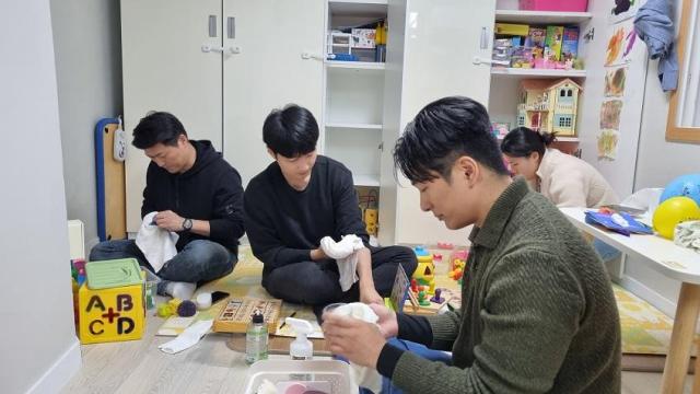 트립닷컴 임직원들이 디딤자리를 방문해 봉사활동을 진행하고 있다 사진트립닷컴