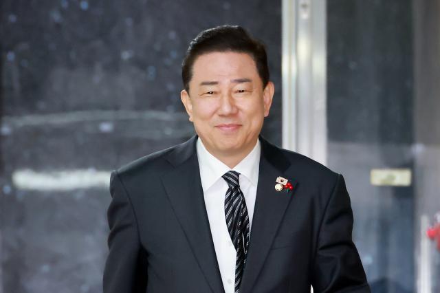 더불어민주당 김병기 원내대표가 지난 16일 국회에서 열린 의원총회에 참석하고 있다사진연합뉴스