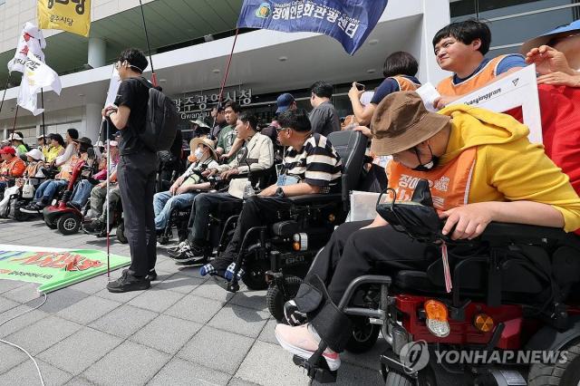 광주장애인차별철폐연대 회원들이 광주시청 앞에서 장애인 권리보장을 요구했다사진연합뉴스