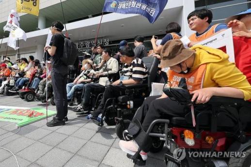 광주장애인차별철폐연대 장애인 고속버스 탑승권 보장하라 