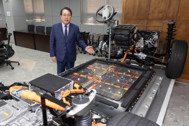 캡션에 주요 멘트 한 줄 부탁드립니다 이택성 한국자동차산업협동조합 이사장이 EV6에 적용된 E-GMP 플랫폼 기반의 배터리 팩을 설명하고 있다사진유대길 기자 dbeorlf123ajunewscom