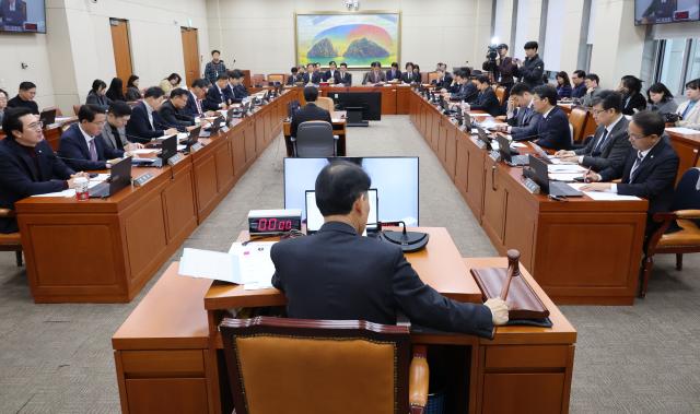 윤한홍 국회 정무위원회 위원장이 27일 서울 여의도 국회에서 열린 정무위원회 전체회의에서 의사봉을 두드리고 있다 사진-연합뉴스