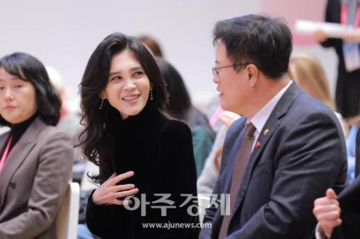 [포토] 대화 나누는 이부진 위원장과 김대현 문체부 2차관