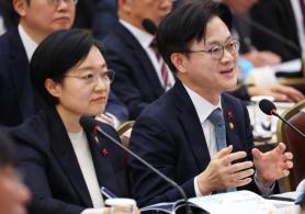 Koreas industry minister pledges to cut fake work, boost efficiency