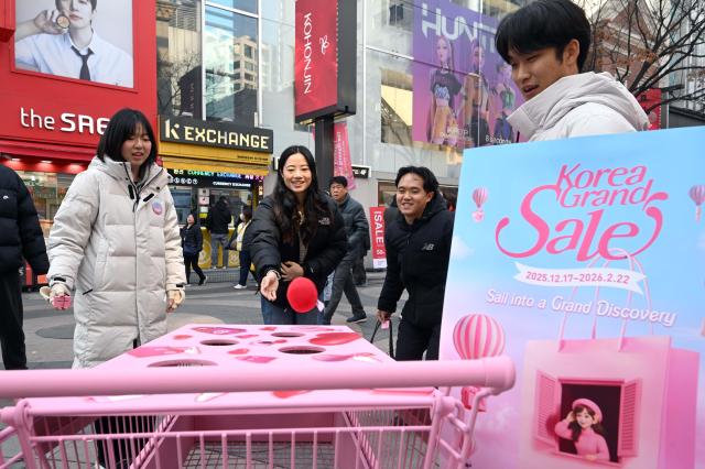 문화체육관광부와 한국방문의해위원회가 외국인의 방한 관광과 소비를 촉진하기 위한 쇼핑관광축제 2026 코리아그랜드세일을 내년 2월 22일까지 개최한다 17일 서울 명동 플레이트럭에서 외국인 관광객이 이벤트 게임에 참여하고 있다
사진유대길 기자 dbeorlf123ajunewscom