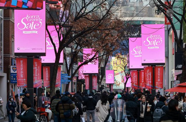 2026 코리아그랜드세일이 시작된 17일 서울 중구 명동거리에 세워진 전광판에 홍보 영상이 송출되고 있다 20251217사진유대길 기자 dbeorlf123ajunewscom