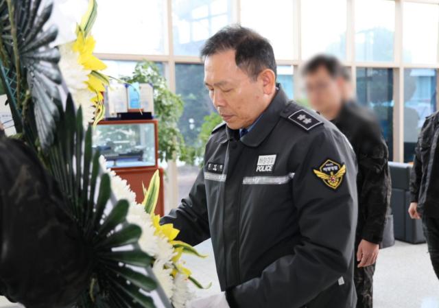 김인창 청장이 지난 2016년 인명구조 현장에서 순직한 故 김형욱 경위와 故 박권병 경장의 흉상을 참배하고 있다 사진동해해경청