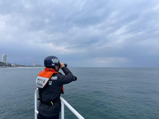 강릉해양경찰서가 익수자 수색 작업을 벌이고 있다 사진강릉 해경