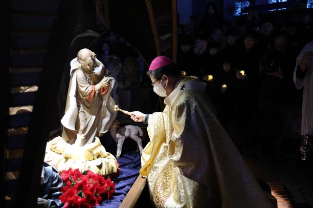 천주교 서울대교구장 정순택 대주교가 2024년 주님 성탄 대축일 밤미사에서 구유예절을 거행하고 있다사진천주교 서울대교구 