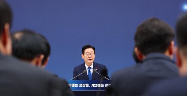 이재명 대통령이 17일 정부세종컨벤션센터에서 열린 산업부·지식재산처·중소벤처기업부 업무보고에서 발언하고 있다［사진연합뉴스