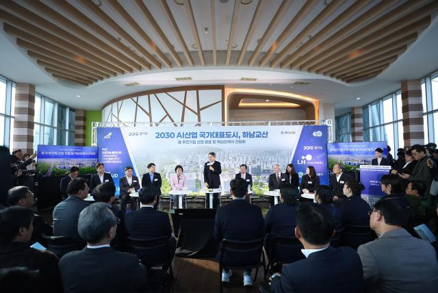 17일 오전 하남시 유니온타워에서 열린 2030 AI산업 국가대표 도시 하남교산 도 추천기업 선정 발표 및 핵심관계자 간담회에서 김동연 경기도지사가 인사말을 하고있다 사진경기도