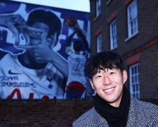 토트넘 홋스퍼는 손흥민의 업적을 오래 기억하기 위해 토트넘 하이로드에 손흥민의 모습이 담긴 대형 벽화를 선물로 마련했다 사진토트넘 홋스퍼 SNS