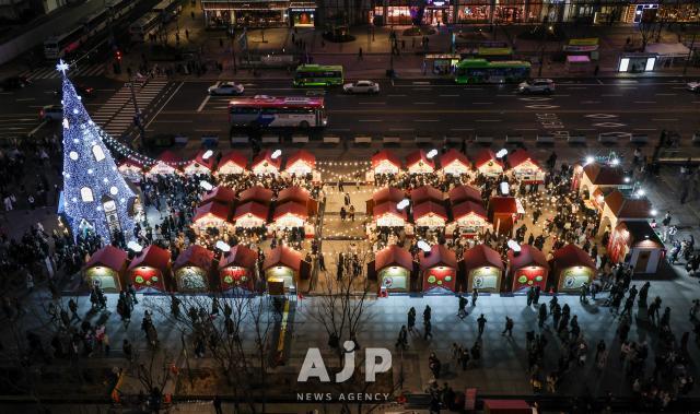 12일 서울 중구 광화문 광장에 설치된 광화문마켓에 불이 켜져 있다 AJP Yoo Na-hyun