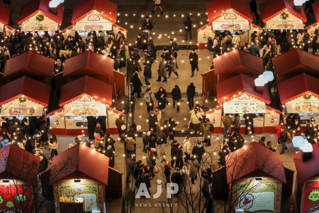 12일 서울 중구 광화문 광장에 설치된 광화문마켓에 불이 켜져 있다 AJP Yoo Na-hyun